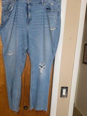 Women’s Light Blue Straight-Leg Distressed Jeans